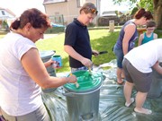 Společné odpoledne rodičů a dětí - natírání popelnic